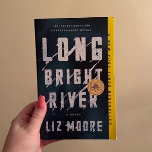 LONG BRIGHT RIVER📚